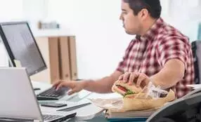 Persona obesa en el trabajo como consecuencia del sedentarismo